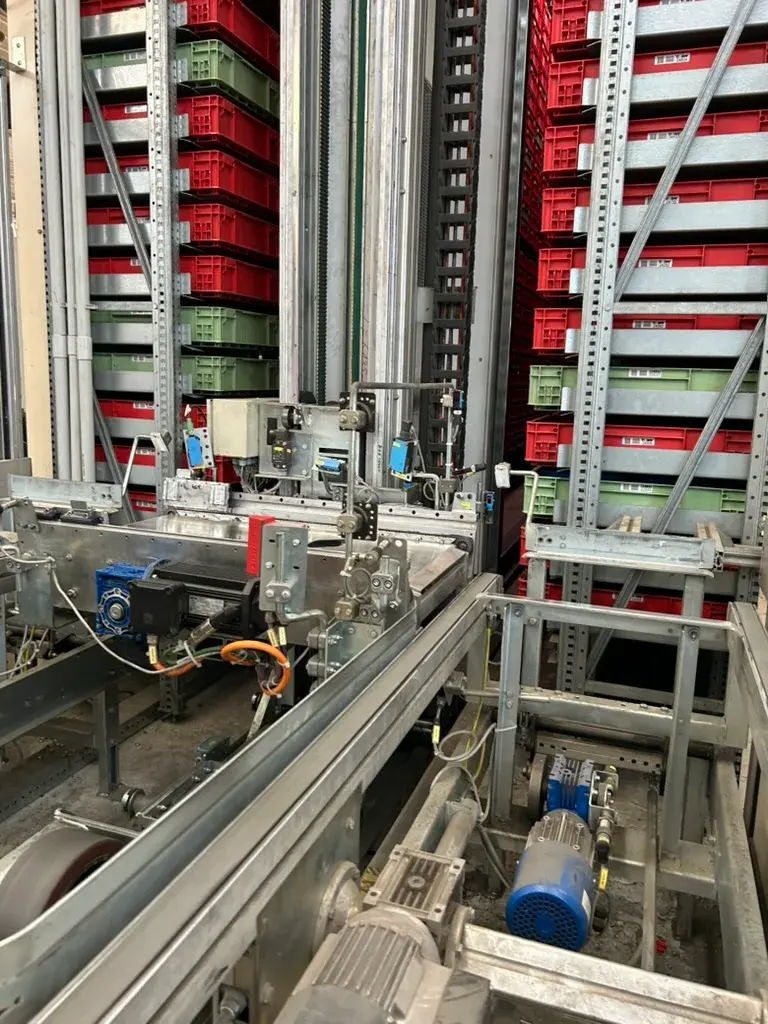 Bestehende Produktionsanlage mit automatisierter Förder- und Lagertechnik